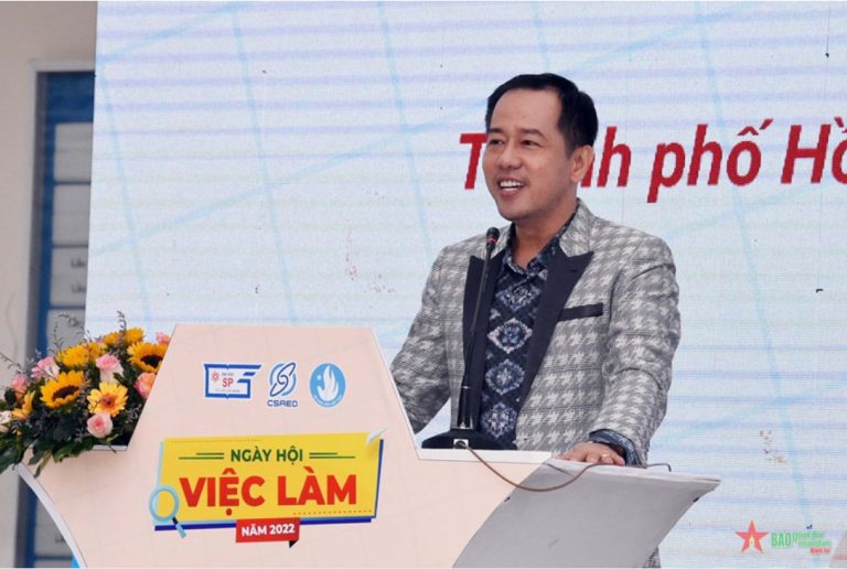 Trường Đại học Sư phạm Thành Phố Hồ Chí Minh khen thưởng nữ cầu thủ Huỳnh Như