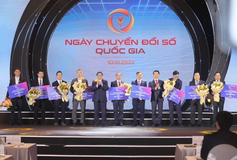 Thủ tướng Chính phủ Phạm Minh Chính và Bộ trưởng Nguyễn Mạnh Hùng trao giải thưởng Cuộc thi “Tìm kiếm giải pháp Chuyển đổi số Quốc gia - Viet Solutions” năm 2022
