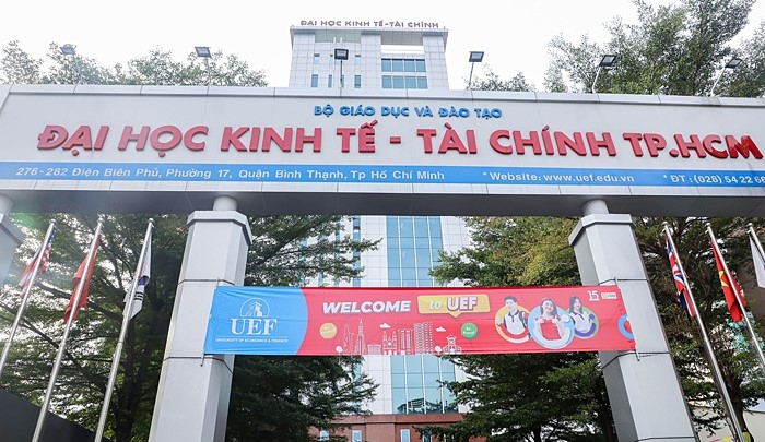 Một bảng hiệu của Trường ĐH Kinh tế-Tài chính TP.HCM nhưng ghi là Đại học Kinh tế-Tài chính TP.HCM.