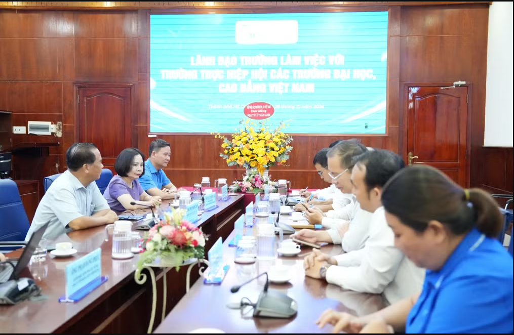 Lãnh đạo Đại học Thủ Dầu Một làm việc với Thường trực Hiệp hội Các trường đại học, cao đẳng Việt Nam
